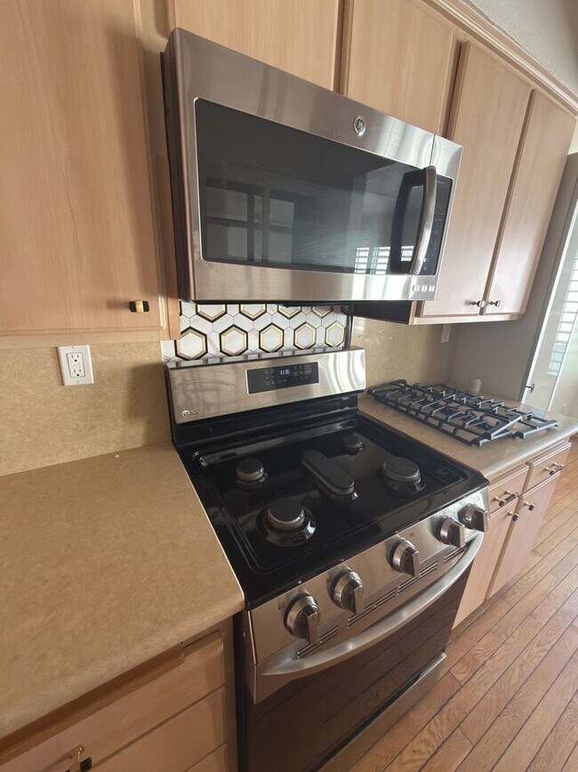 Building Photo - DESIRABLE TWO BEDROOM TWO BATH HOME IN STUDIO CITY