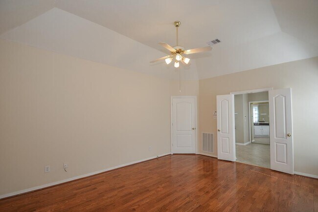 Building Photo - 910 Chinni Ct