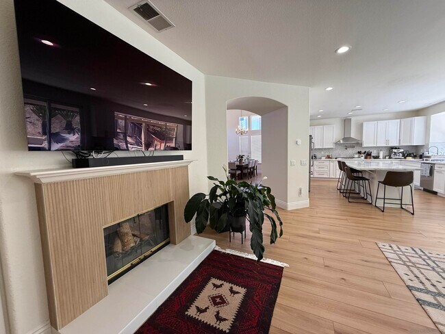 Building Photo - 5006 Palmera Dr