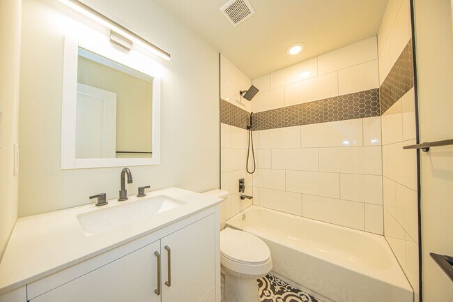 Building Photo - 2402 W Jefferson St