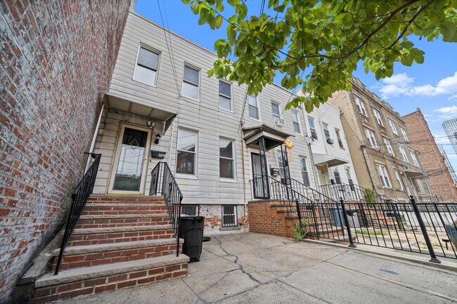 Building Photo - 309 Summit Ave