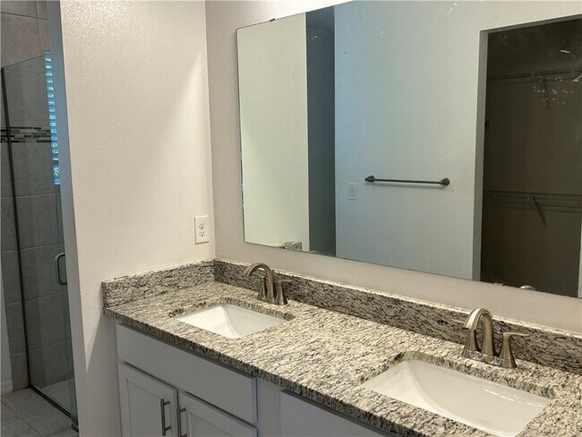 Building Photo - 742 Forster Ave