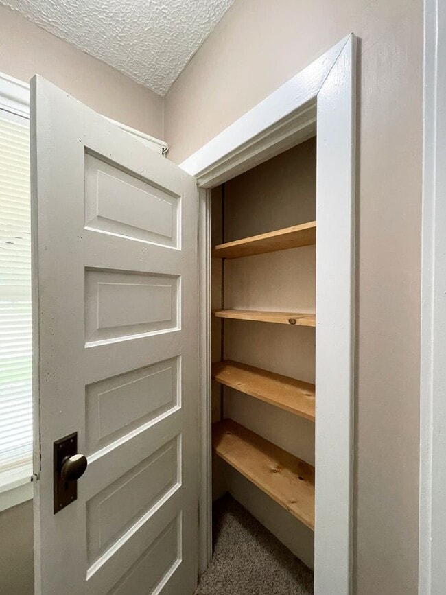 Building Photo - Cute 3 Bed 1 Bath McPherson Home in Good N...