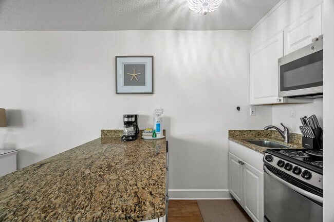 Building Photo - 8817 S Thomas Dr