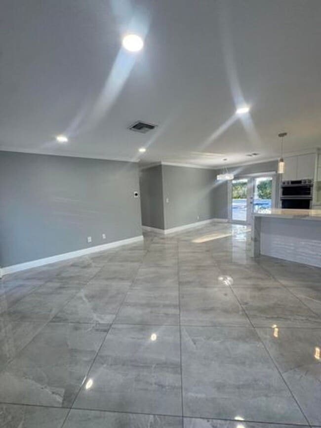 Building Photo - 2591 Rosehaven Rd