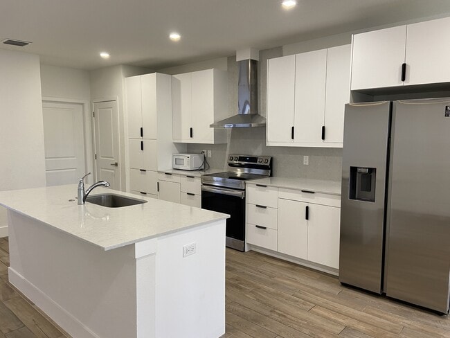 Building Photo - 401 Bella Sol Way