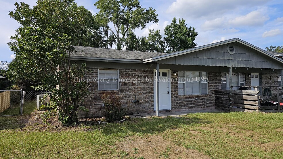 Building Photo - 6063 Longchamp Dr