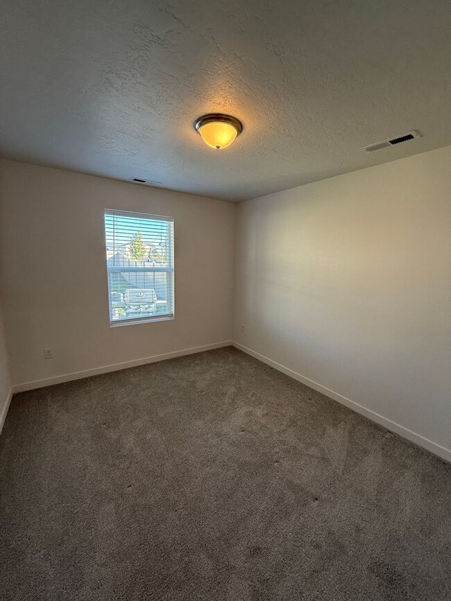 Building Photo - Half Off First Months Rent!- Unfurnished H...