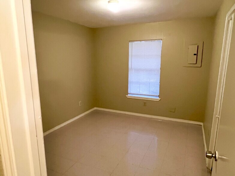 Building Photo - 400 E Ulex Ave