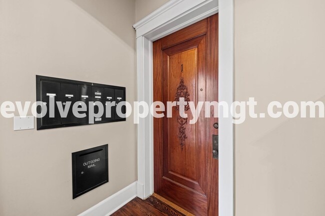 Building Photo - Charming 2 bedroom midtown unit.