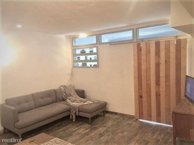 Building Photo - 2220-2238 S Piney Point Rd