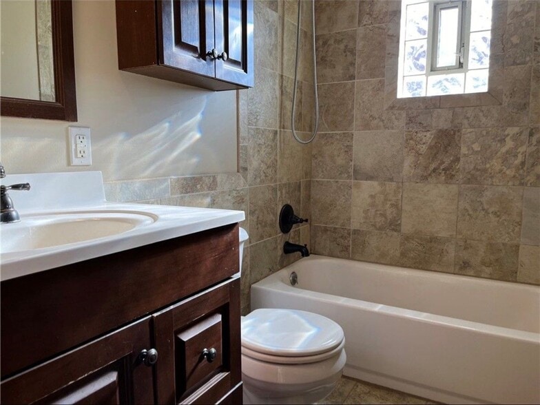 Building Photo - 135 Greenbriar Dr