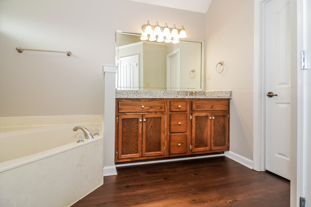 Building Photo - 4127 Ravenwood Dr N
