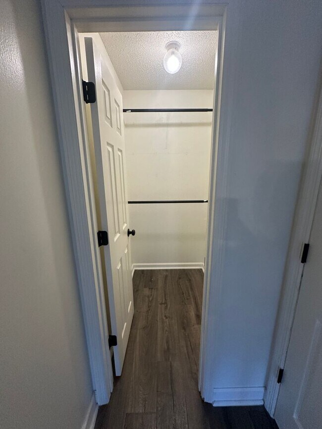 Building Photo - Don't miss this beautiful 3-bedroom, 2.5-bath home with a bonus room in the highly sought-after J...