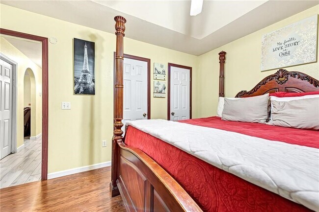 Building Photo - 122 S Bailey St