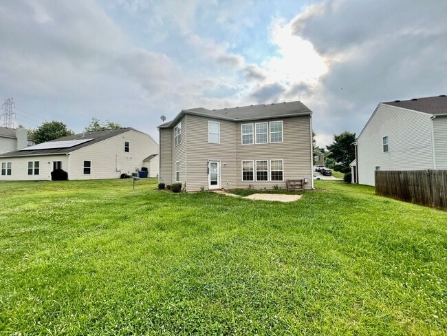 Building Photo - Beautiful 5 bedroom 3 bath  home is locate...