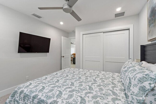 Building Photo - 4193 Hyacinth Cir N