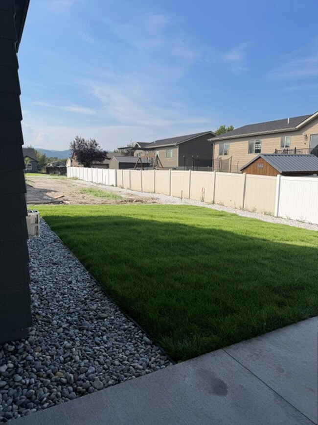 Building Photo - 421 Needlegrass Ln