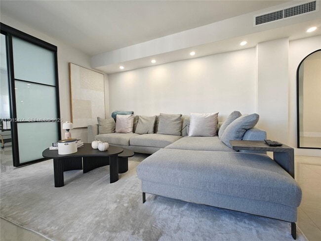 Building Photo - 825 Brickell Bay Dr