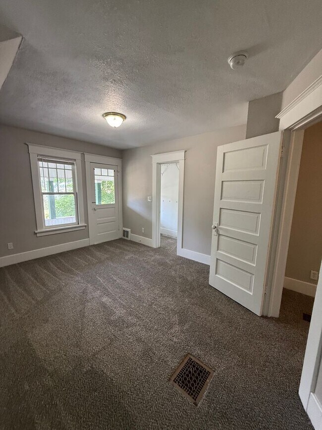 Building Photo - Large 4 Bed House with Fenced Yard