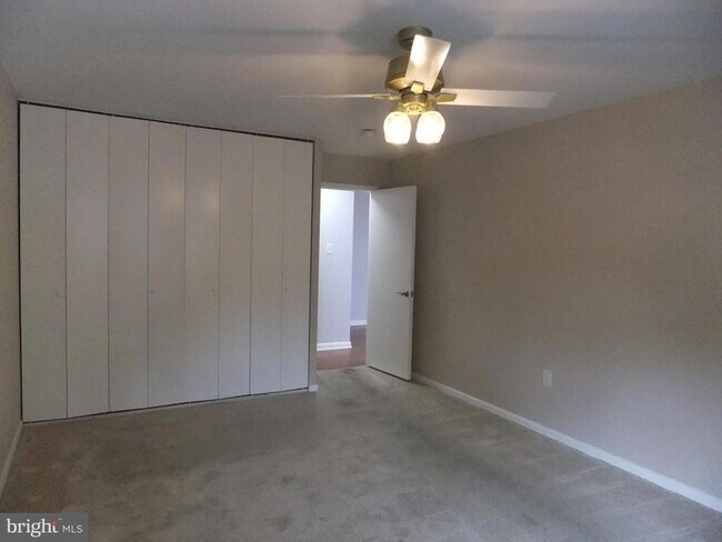 Building Photo - 1637 Oakwood Dr