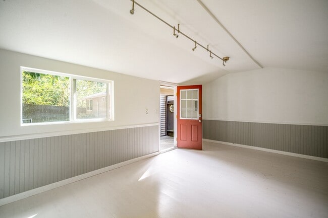 Building Photo - Nice 2 beds house in Maple Leaf within add...