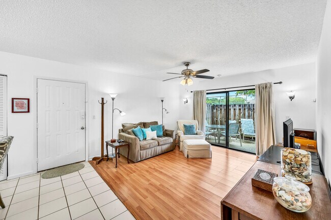 Building Photo - 3402 Gardens E Dr