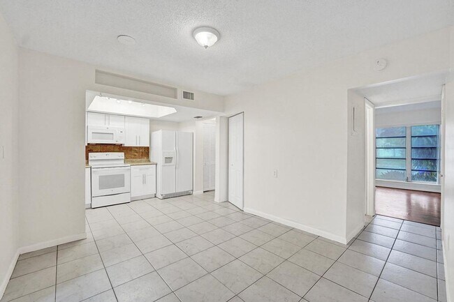 Building Photo - 3 BR / 3 BA + Patio + Parking AVAIL 8/1