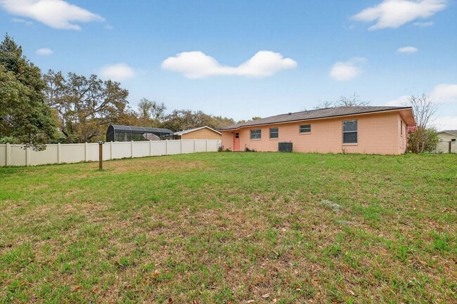 Building Photo - 3 Bedroom Home in Tavares – Available Now!