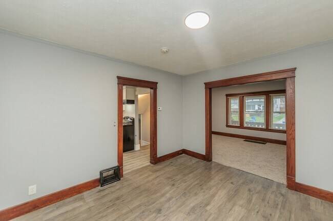 Building Photo - 1038 W 11th St