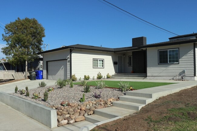 Building Photo - Newly Renovated (2022)! Amazing Location! ...