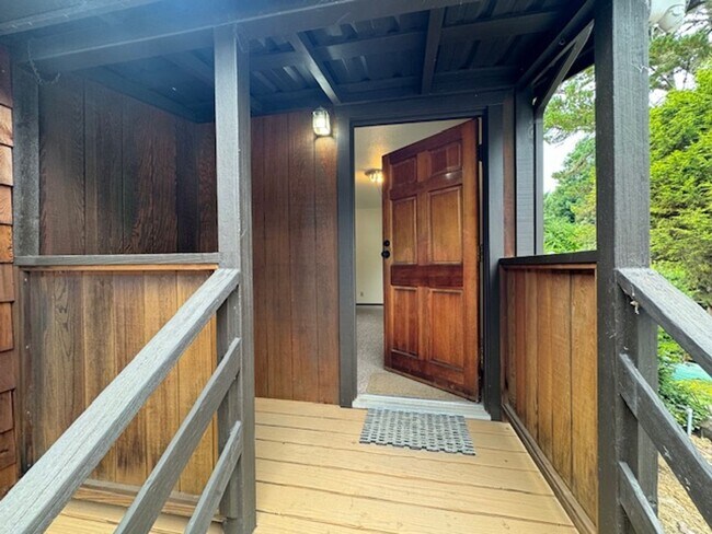 Building Photo - 2437 Ridgewood Dr