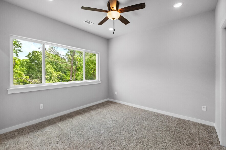 Building Photo - 2 Brightling Ln