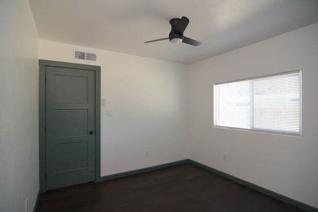 Building Photo - Remodeled 2 Bedroom 1 Bath Duplex! Great Central Tucson Location!