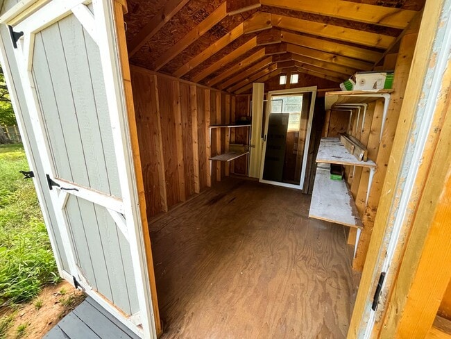 Building Photo - Gorgeous 3 bedroom, 2 bathroom brick home ...