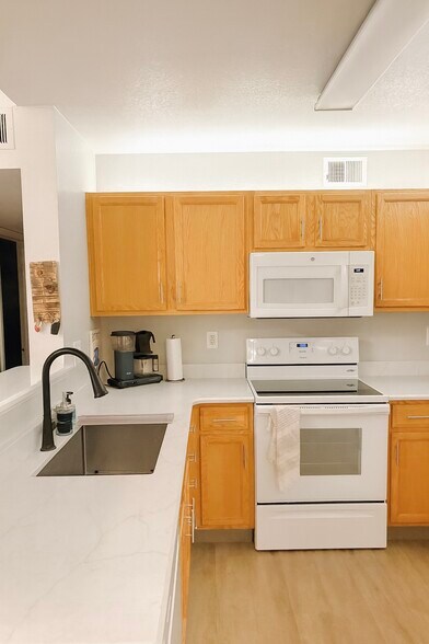 Building Photo - 3002 W Elizabeth St