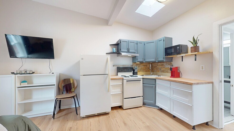 Building Photo - 638 Burgundy St