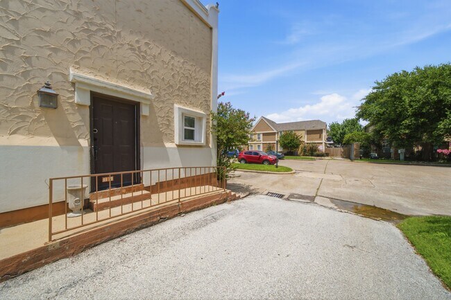 Building Photo - 2744 Briarhurst Dr