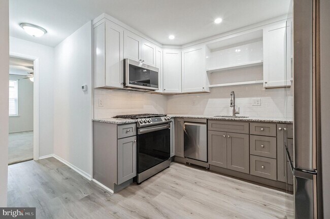 Building Photo - 611-15-615 Roxborough Ave