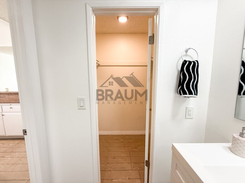 Building Photo - 6612 Sylmar Ave