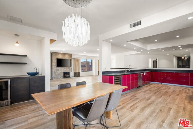 Building Photo - 4460 Wilshire Blvd