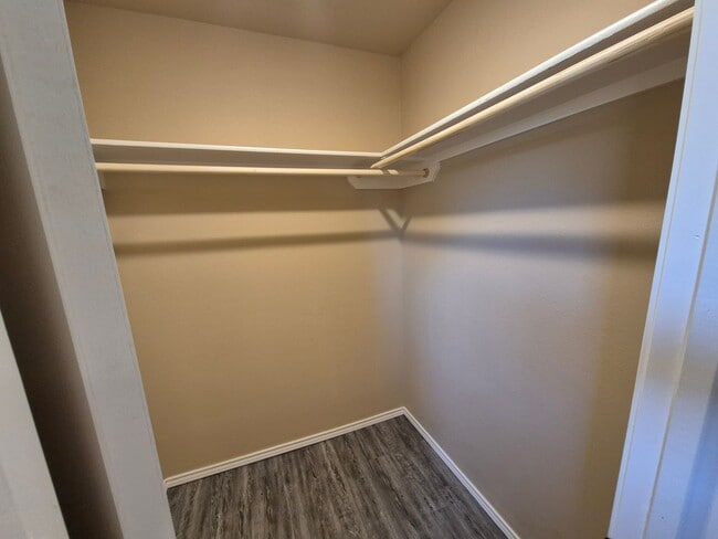 Building Photo - Spacious 3 bedroom home