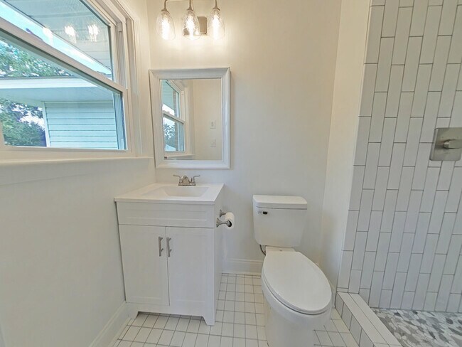 Building Photo - 117 Deerwood Dr