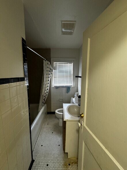 Building Photo - 2840 NW 23rd St