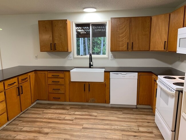 Building Photo - **Daisey King **