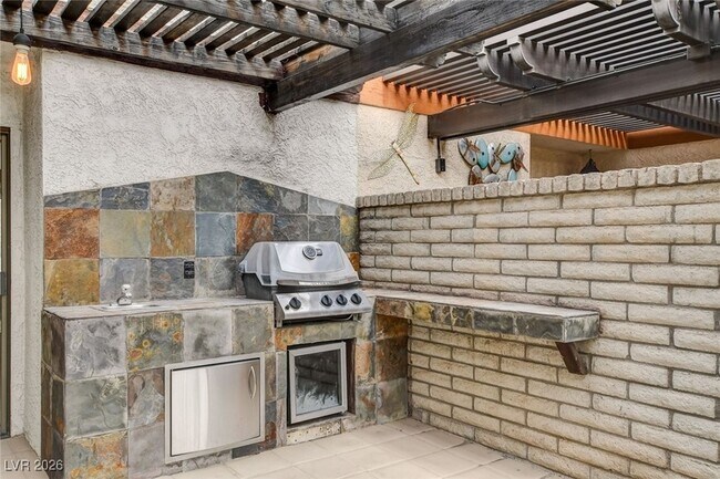 Building Photo - 945 Vegas Valley Dr