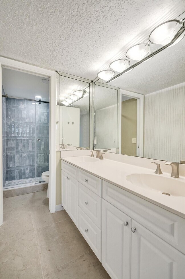 Building Photo - 1301 River Reach Dr