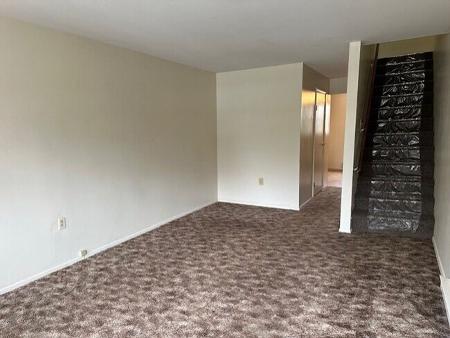 Building Photo - 696 Walborn Rd