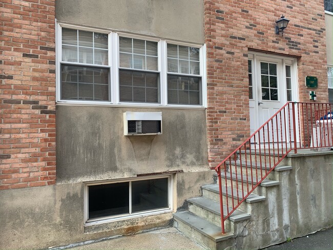 Building Photo - 1307 Hope St
