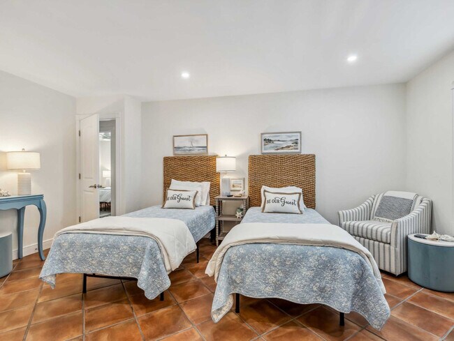 Building Photo - 510 106th Ave N